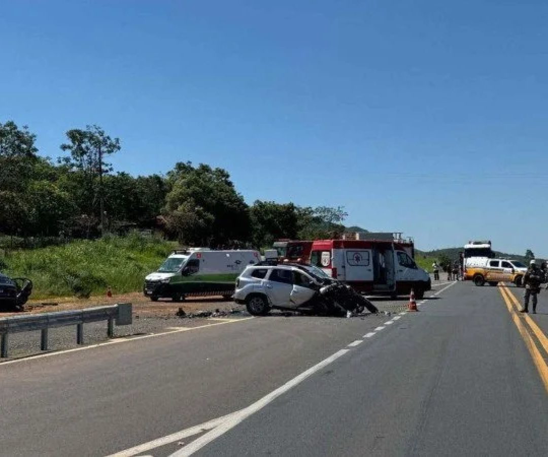 Batida frontal deixa quatro mortos na BR-135, em Minas Gerais -  (crédito: Divulgação/Corpo de Bombeiros)