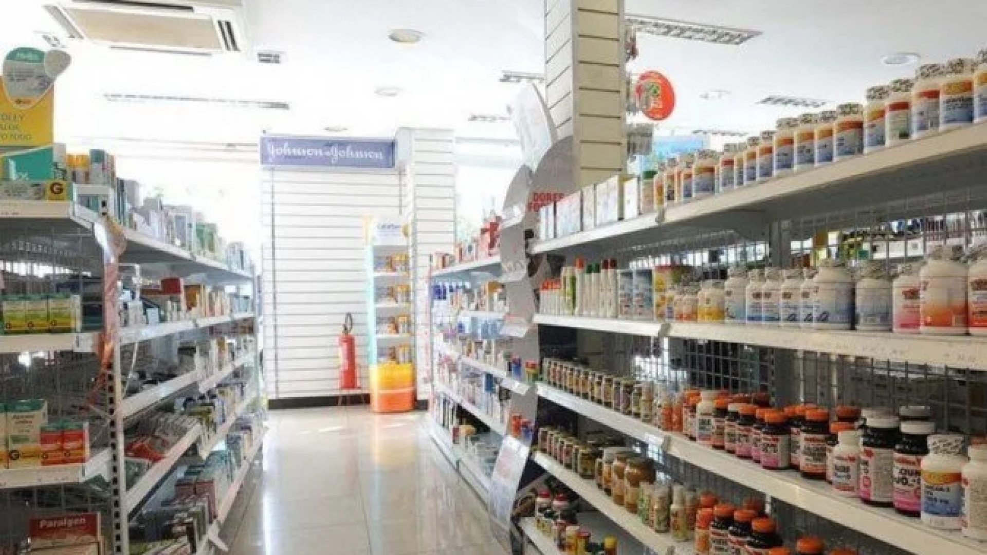 Pelo texto, o serviço farmacêutico deverá operar em ambiente físico delimitado, segregado e exclusivo para essa atividade -  (crédito: Arquivo/Elza Fiúza/Agência Brasil)