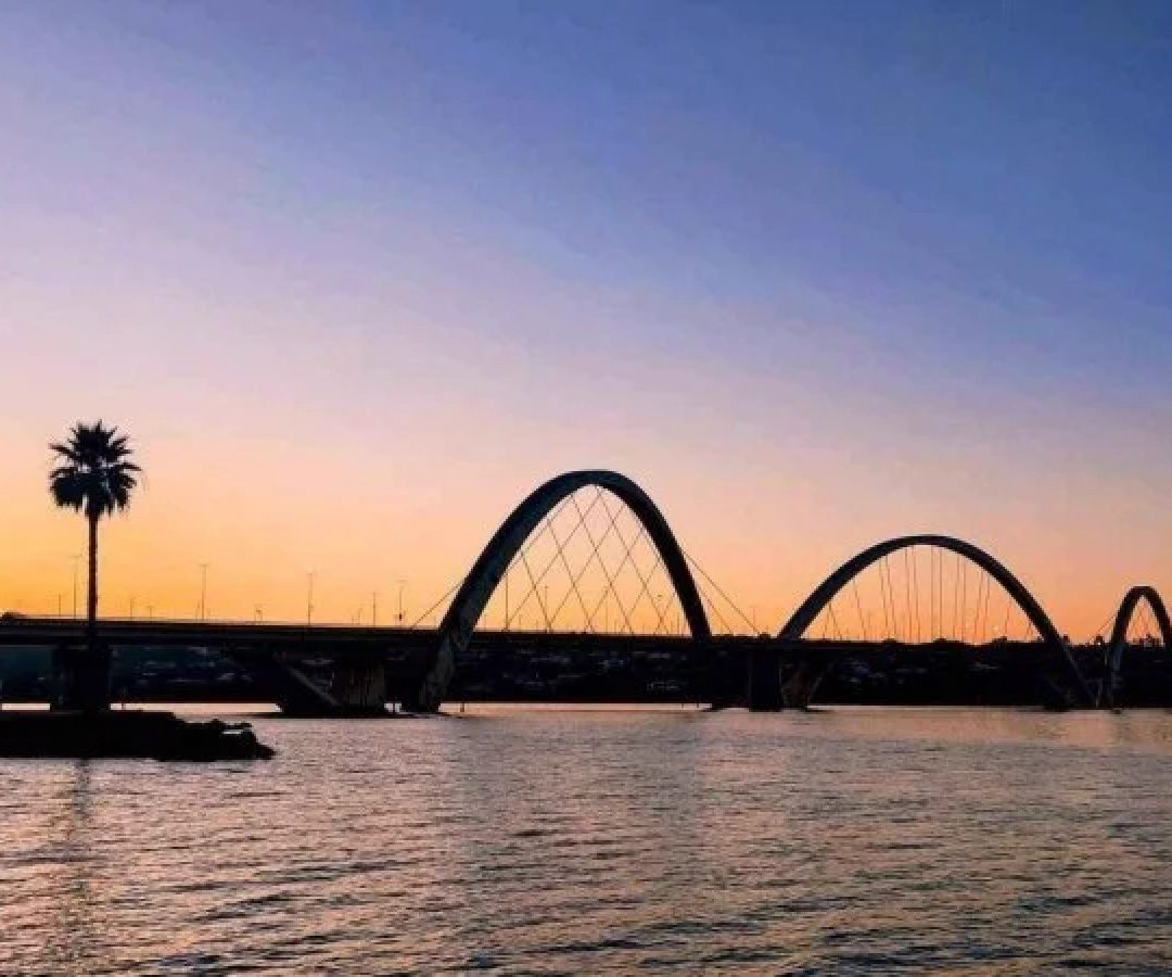 Orla do Lago Paranoá traz à cidade um clima litorâneo -  (crédito: Ed Alves / CB / DA Press)