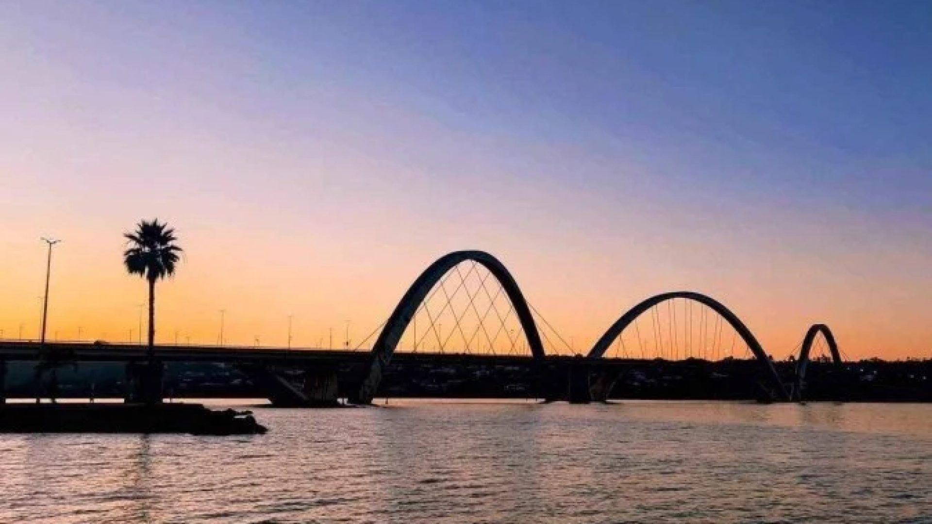 Orla do Lago Paranoá traz à cidade um clima litorâneo -  (crédito: Ed Alves / CB / DA Press)