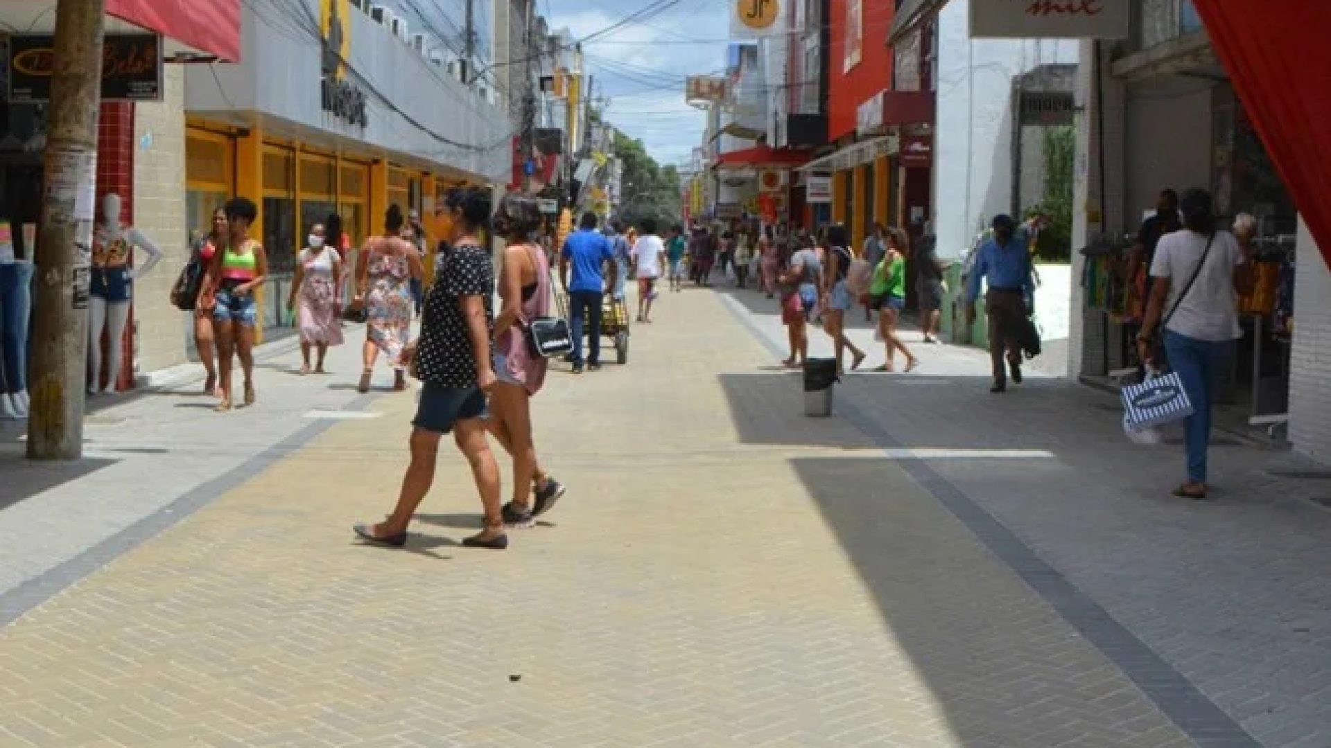 A medida, publicada em 12 de novembro, também libera o funcionamento do comércio nos bairros e nos shoppings, com base na Convenção Coletiva e na Lei Municipal nº 2.299/2001 -  (crédito: Jorge Magalhães/Prefeitura de Feira de Santana)