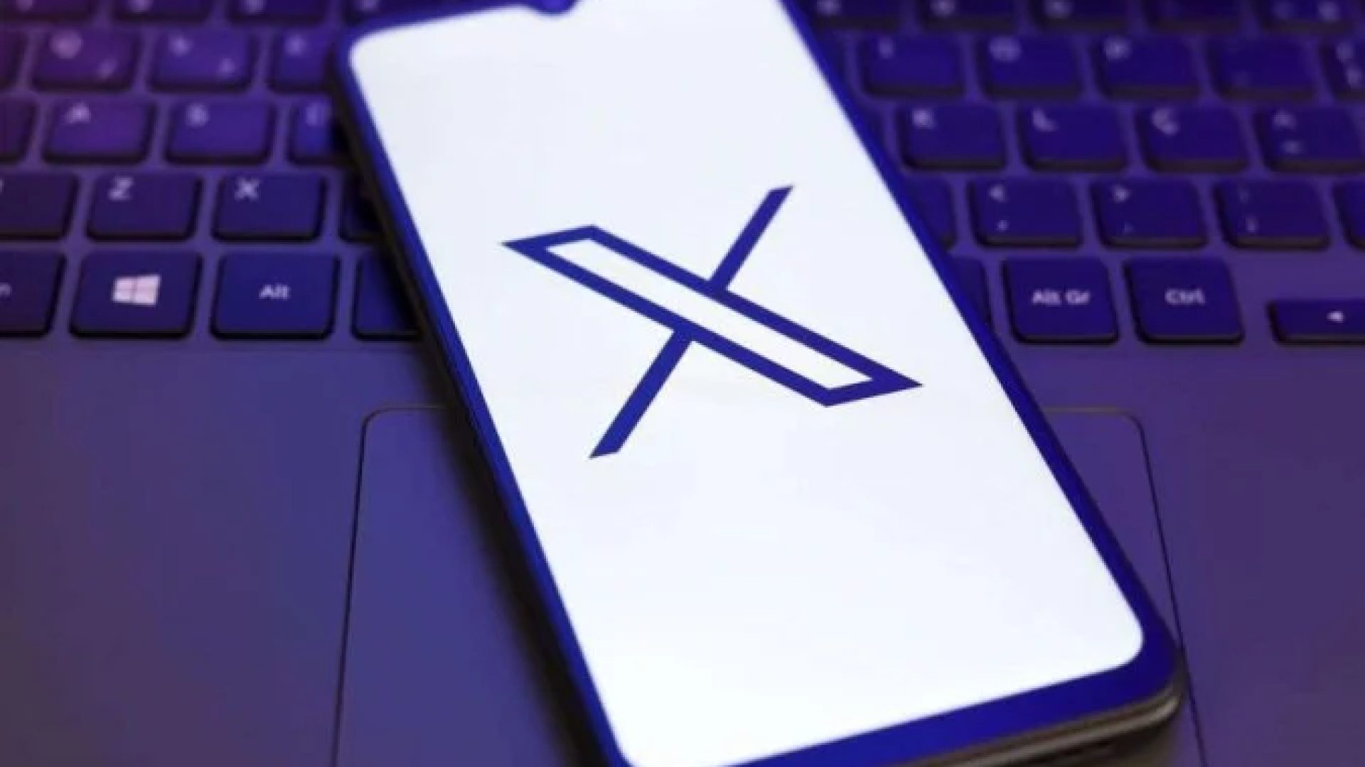 Esta é a segunda vez que o governo brasileiro cobra providências do X em relação ao Grok, IA do bilionário Elon Musk -  (crédito: BBC Geral)