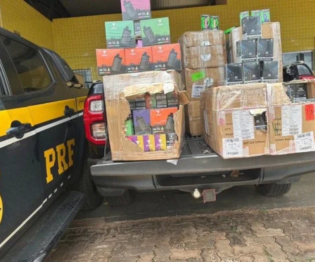 PRF apreendeu 1.500 cigarros eletrônicos em Monte Alegre de Minas -  (crédito: Divulgação/PRF)