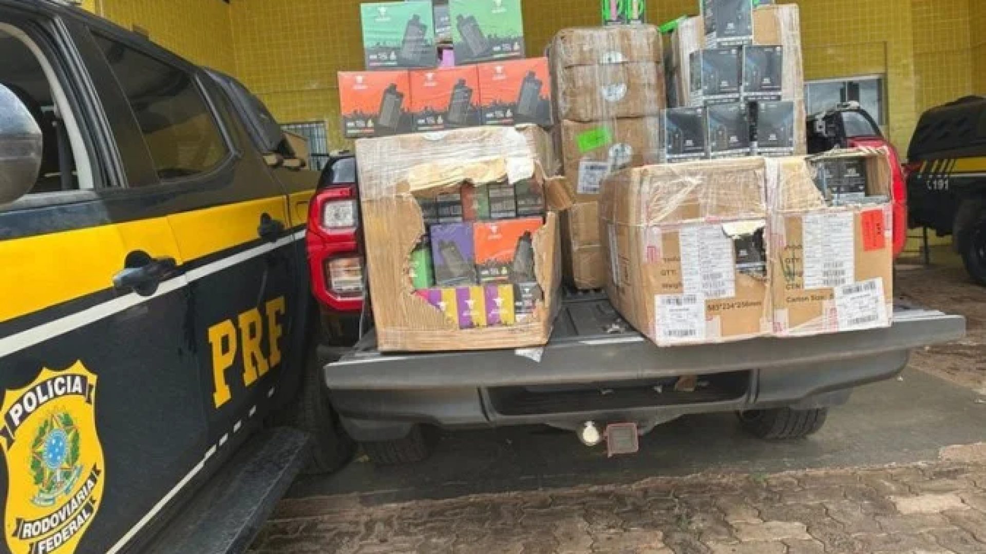 PRF apreendeu 1.500 cigarros eletrônicos em Monte Alegre de Minas -  (crédito: Divulgação/PRF)