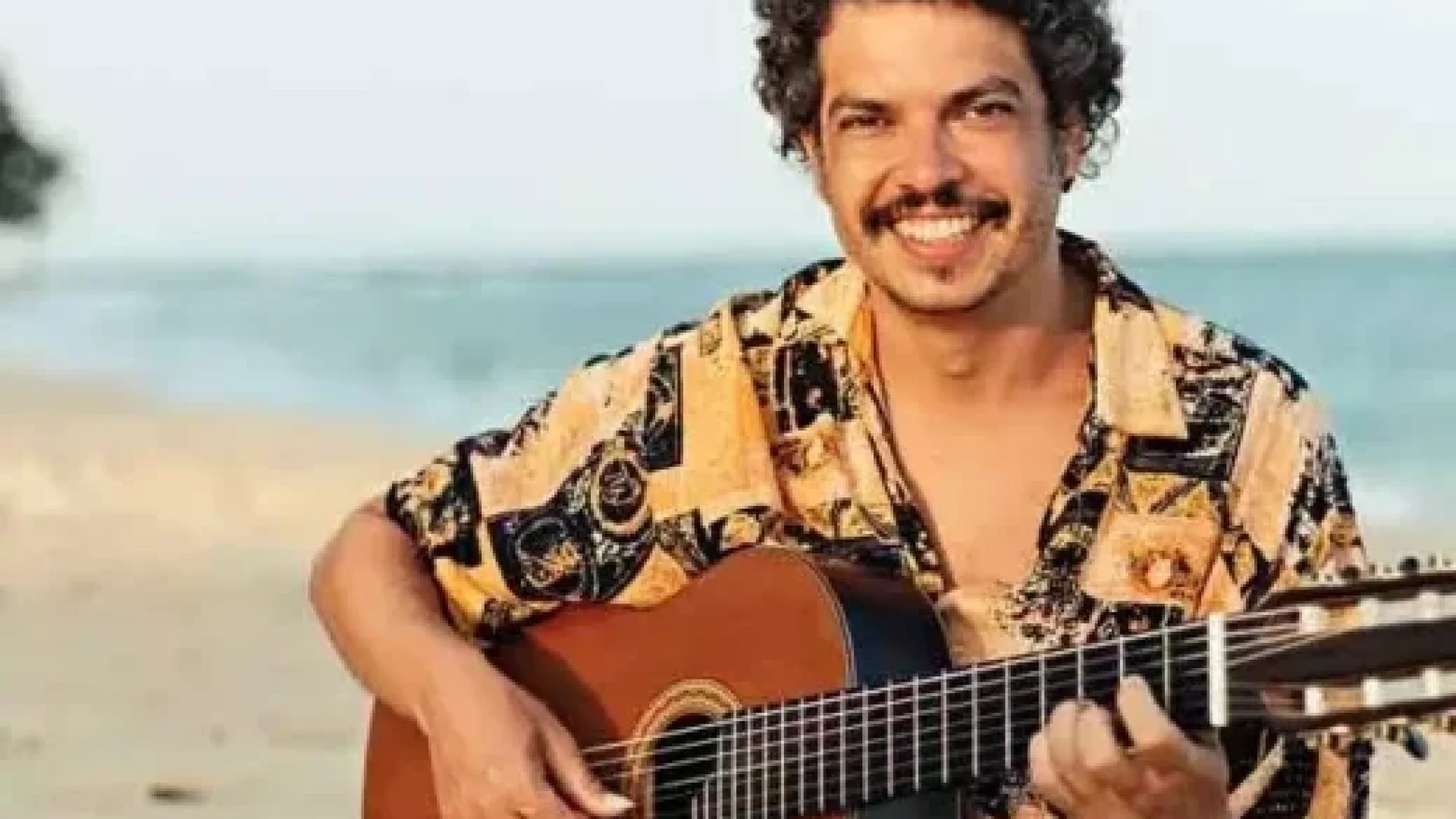 Segundo relato publicado pelo próprio músico nas redes sociais, o instrumento tem valor não apenas financeiro, mas principalmente afetivo -  (crédito: Mayka Bretas/Divulgação)