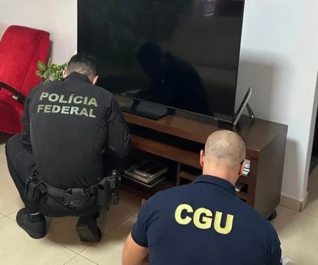 Policiais federais e auditores da CGU cumprem 19 mandados de busca e apreensão; e dois mandados de prisão -  (crédito: Divulgação/PF)