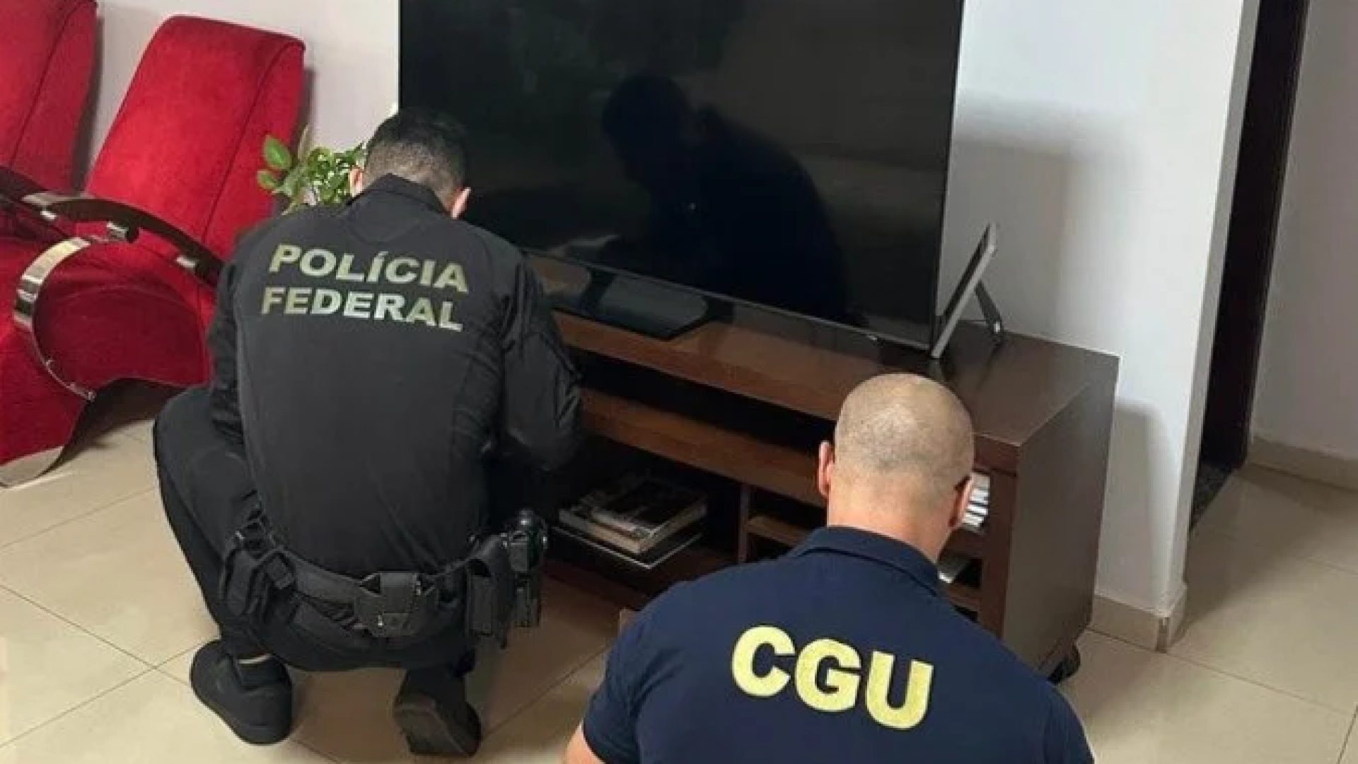 Policiais federais e auditores da CGU cumprem 19 mandados de busca e apreensão; e dois mandados de prisão -  (crédito: Divulgação/PF)