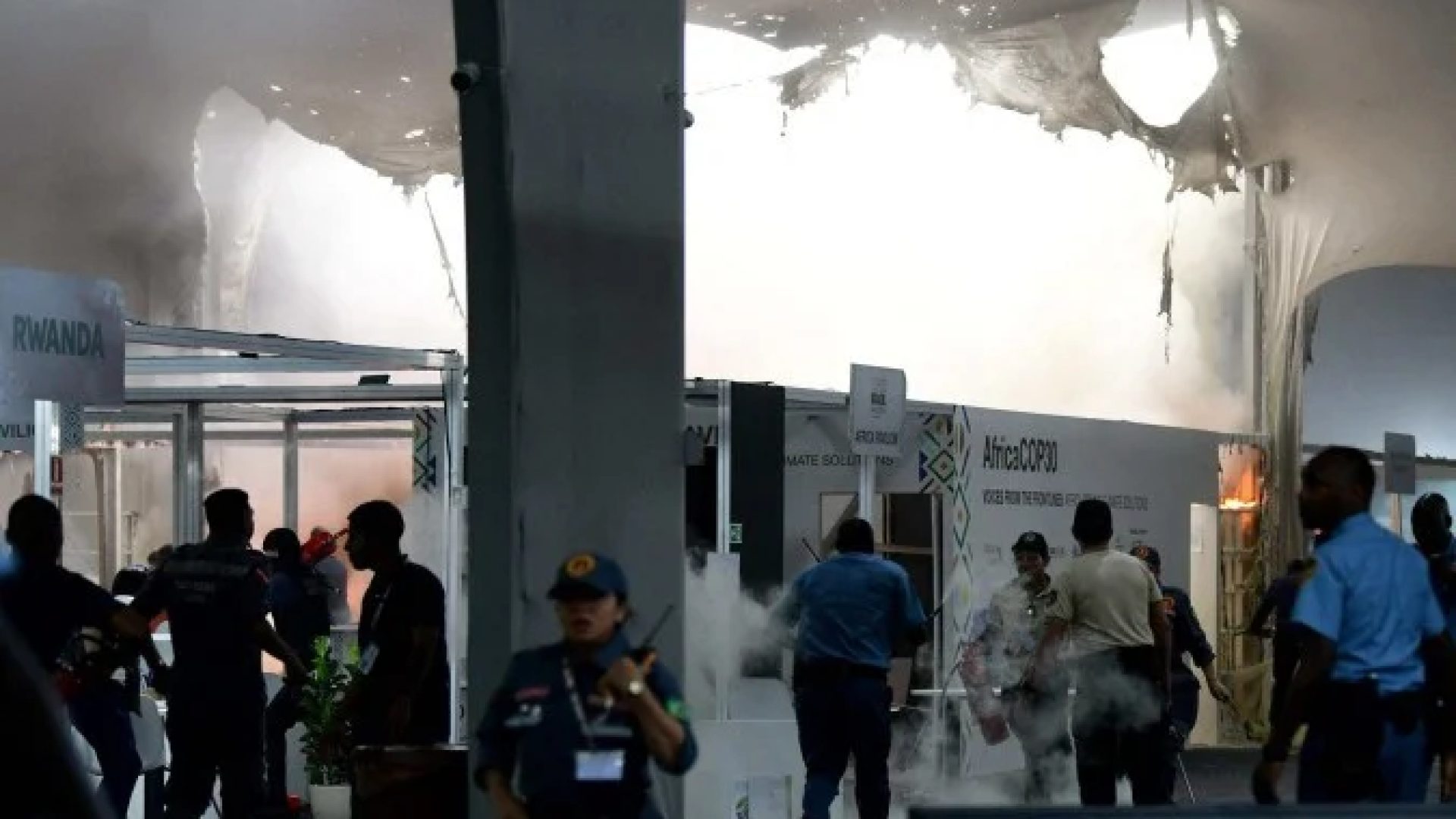 O pavilhão foi esvaziado para passar por vistoria técnica com o objetivo de apurar a causa do incidente -  (crédito:  AFP)