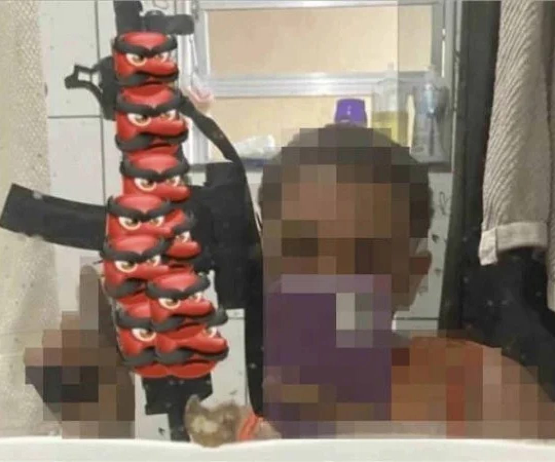 Publicações mostram imagens do que parecem ser fuzis e outras armas -  (crédito: Reprodução)