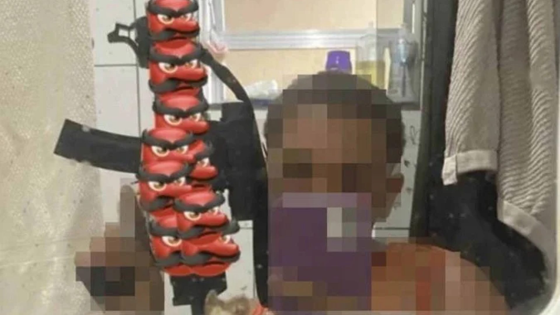 Publicações mostram imagens do que parecem ser fuzis e outras armas -  (crédito: Reprodução)