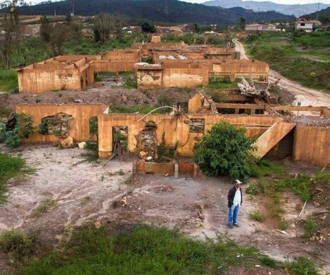 Gelvana mostra foto do filho, Thiago, morto aos sete anos em Mariana -  (crédito: BBC)