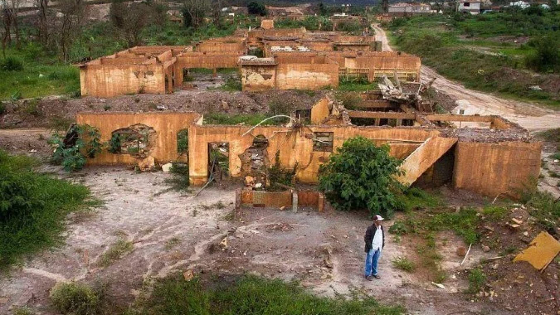 Gelvana mostra foto do filho, Thiago, morto aos sete anos em Mariana -  (crédito: BBC)