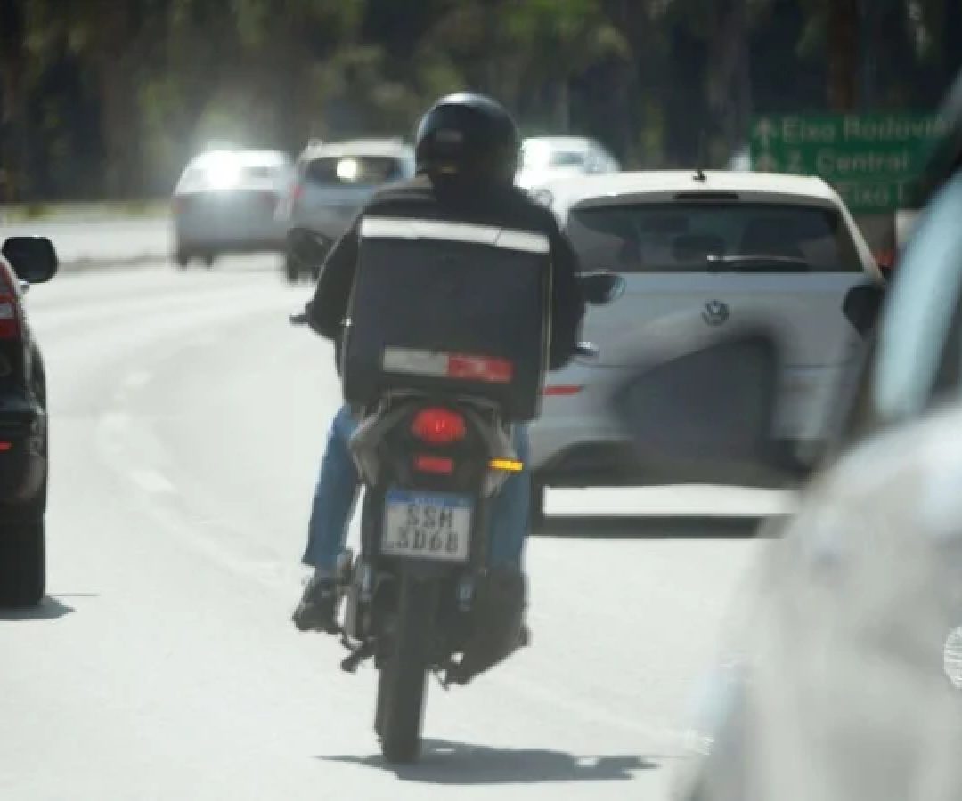 As imagens mostram o motorista de um T-Cross preto jogando o carro para fechar o motociclista próximo ao canteiro da avenida -  (crédito:  Ed Alves CB/DA Press)
