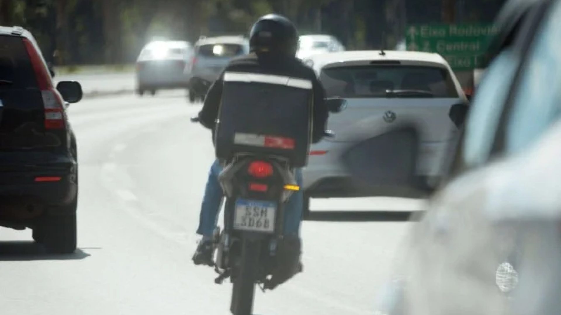 As imagens mostram o motorista de um T-Cross preto jogando o carro para fechar o motociclista próximo ao canteiro da avenida -  (crédito:  Ed Alves CB/DA Press)