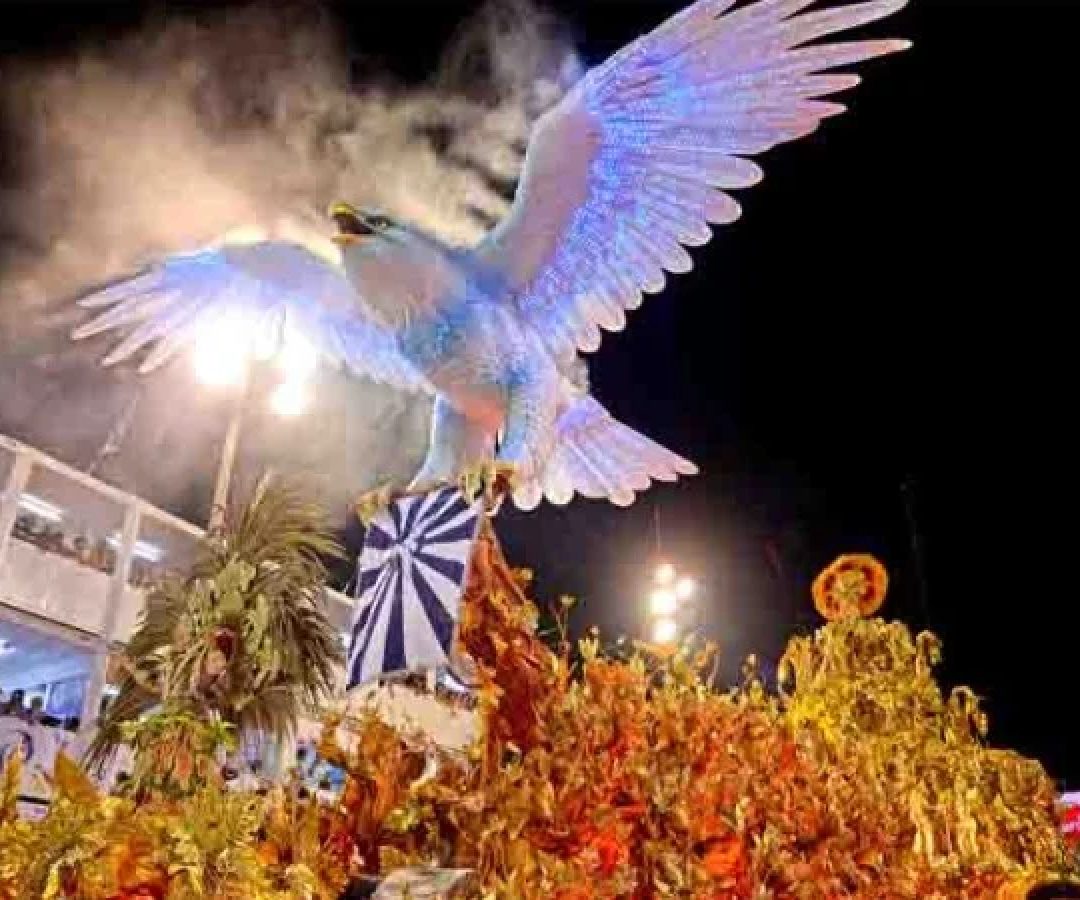 Carro alegórico da Portela durante o carnaval -  (crédito: Fernando Frazão/Agência Brasil)
