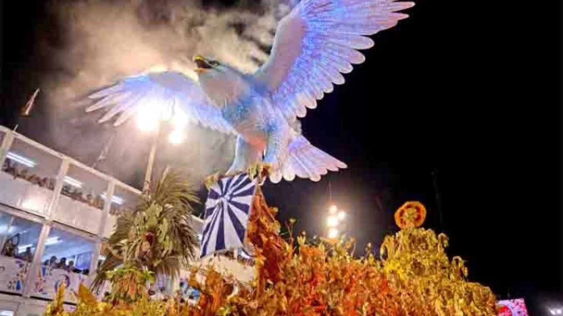 Carro alegórico da Portela durante o carnaval -  (crédito: Fernando Frazão/Agência Brasil)