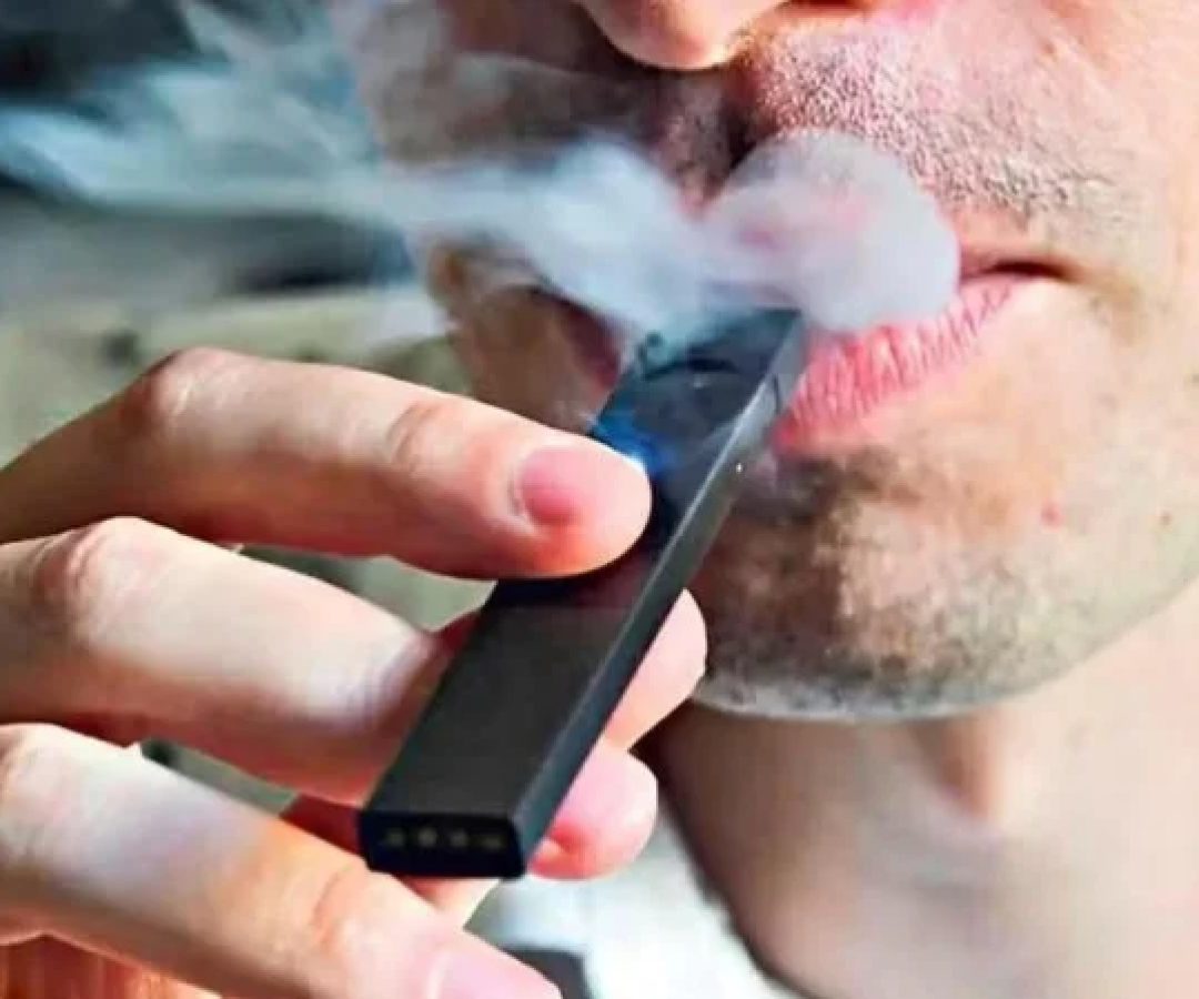 Consumo de vape: especialistas apostam em conversas presenciais para alertar os usuários dos riscos    -  (crédito:  Eva Hambach/AFP)