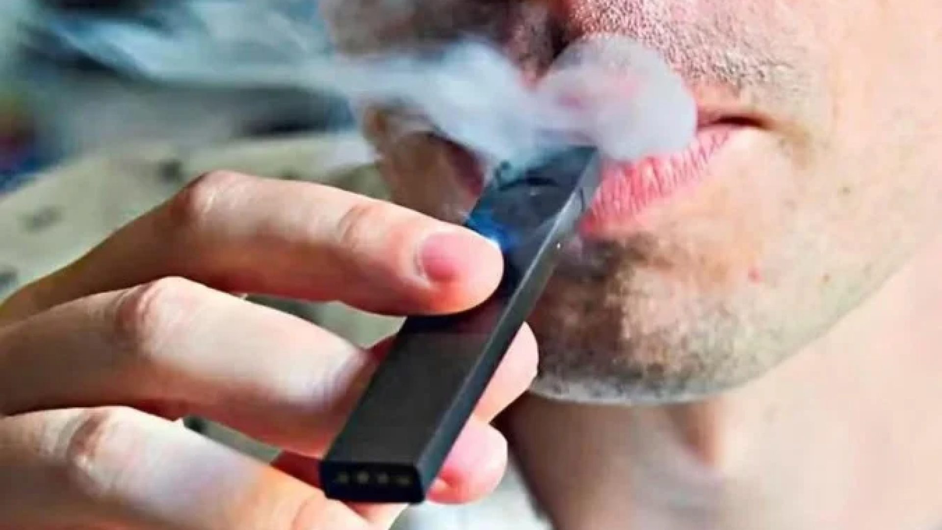 Consumo de vape: especialistas apostam em conversas presenciais para alertar os usuários dos riscos    -  (crédito:  Eva Hambach/AFP)