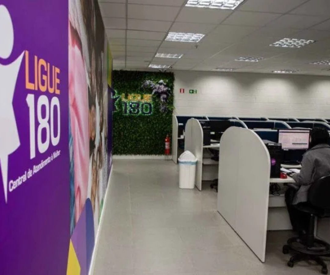 Decreto publicado nesta quarta-feira (11/2) fortalece o Ligue 180, amplia canais 24h e integra a rede de proteção às mulheres -  (crédito:  Marcelo Camargo/Agencia Brasil)