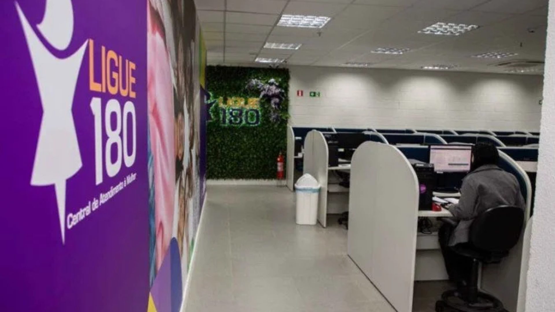 Decreto publicado nesta quarta-feira (11/2) fortalece o Ligue 180, amplia canais 24h e integra a rede de proteção às mulheres -  (crédito:  Marcelo Camargo/Agencia Brasil)