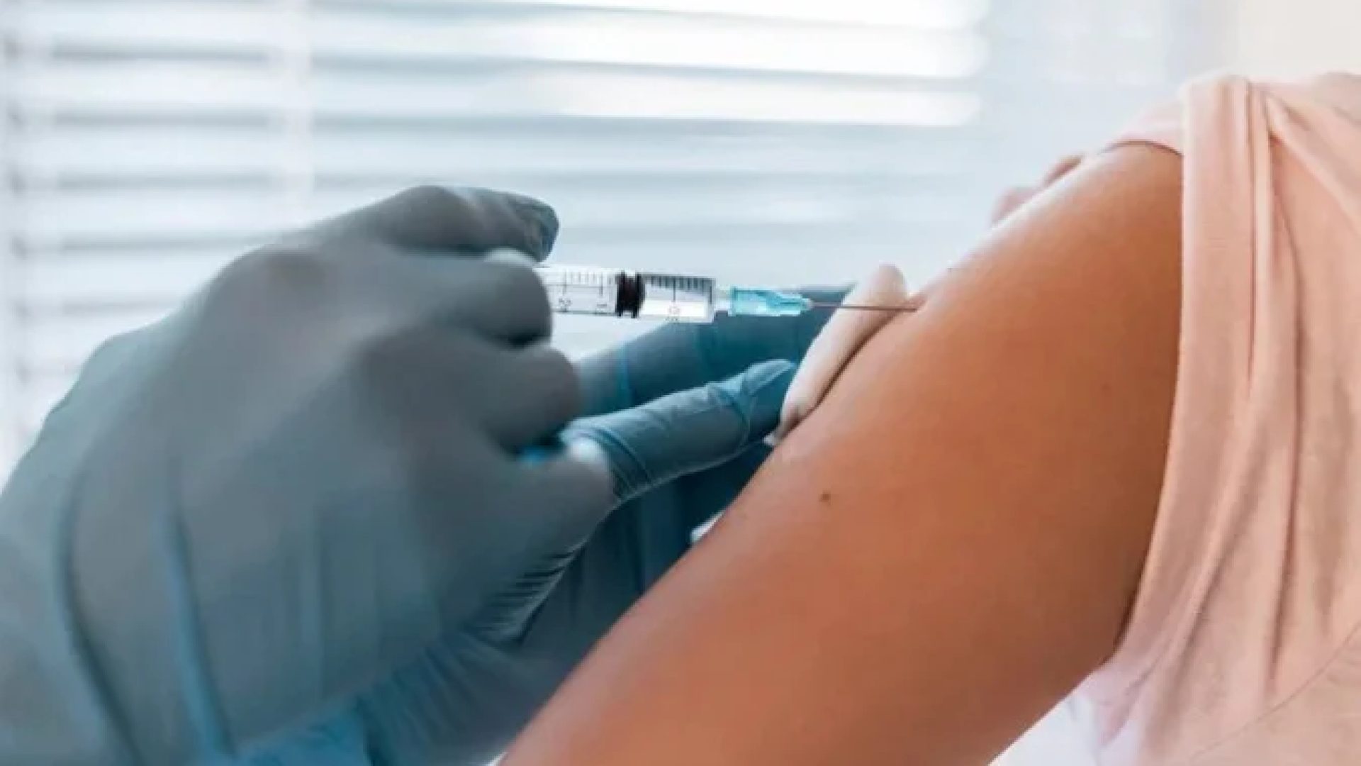 Vacinação contra gripe: imunização é considerada por especialistas fator estratégico para conter a disseminação de doenças respiratórias -  (crédito:  Fernando Frazão/Agencia Brasil)