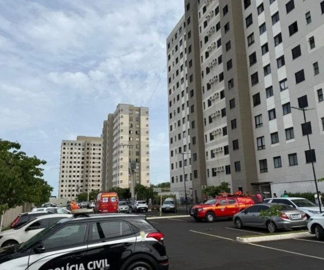 A criança caiu de uma janela do 12º andar do condomínio -  (crédito: Divulgação/Corpo de Bombeiros)