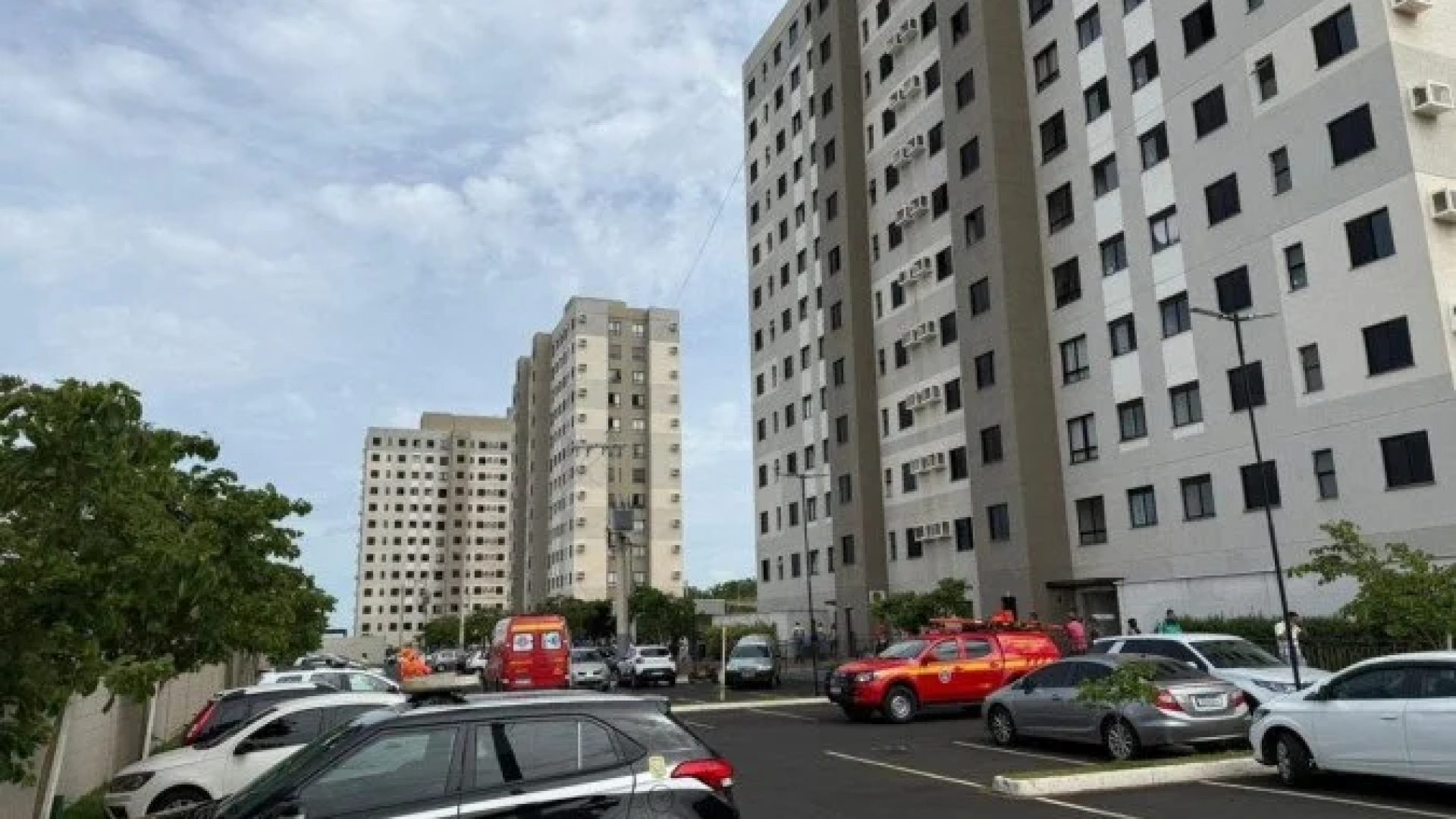 A criança caiu de uma janela do 12º andar do condomínio -  (crédito: Divulgação/Corpo de Bombeiros)