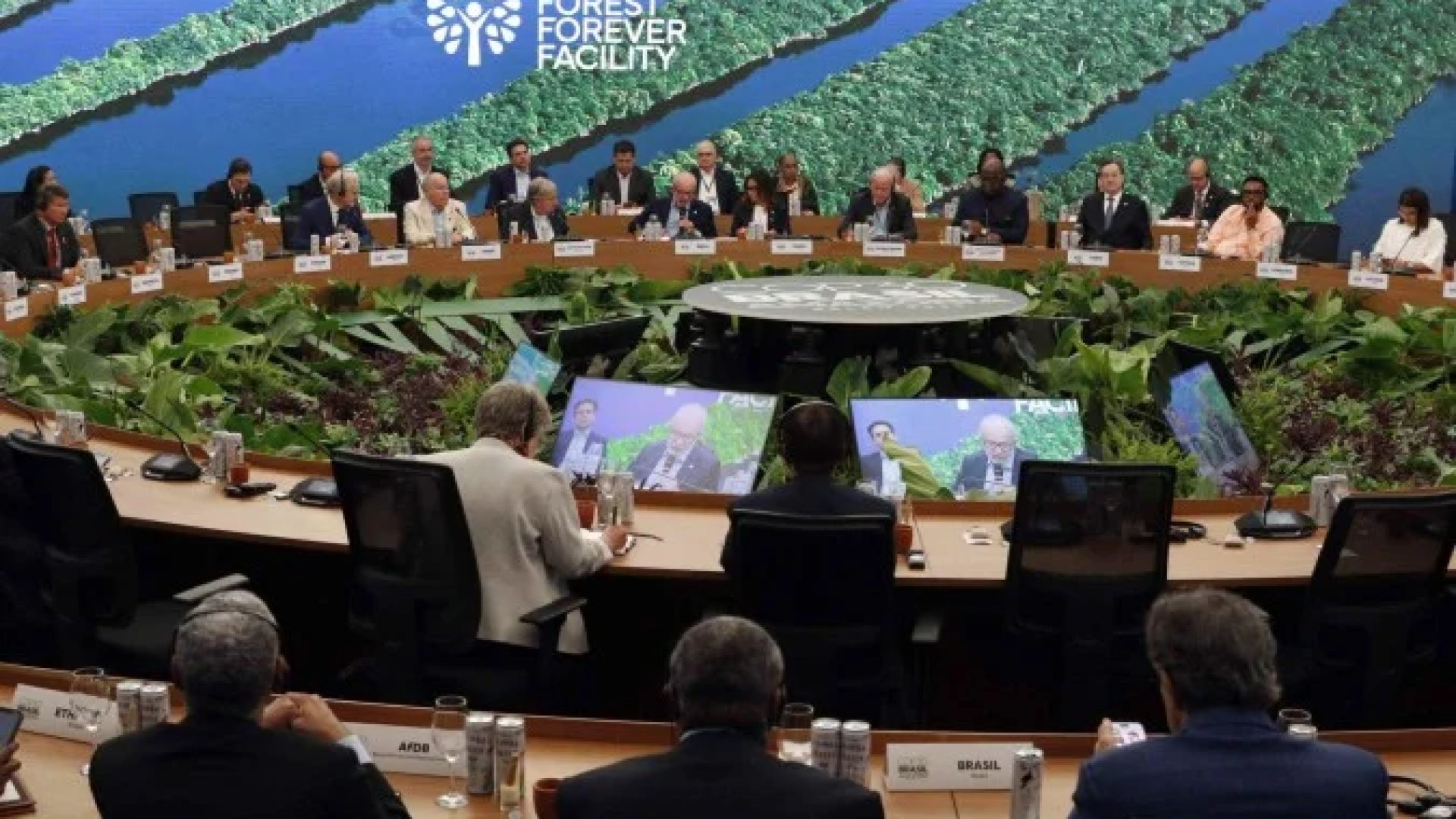Presidente Lula discursa na cúpula de líderes da COP30, antes da abertura do evento, que terá segurança reforçada nesta semana -  (crédito:  Bruno Peres/Agência Brasil)