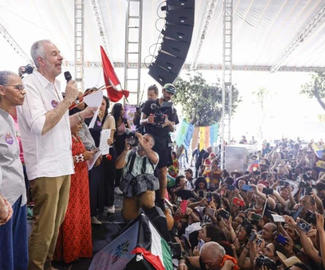Ao lado das ministras Marina Silva e Sônia Guajajara, o presidente da COP30, Corrêa do Lago, debate com ativistas da Cúpula dos Povos -  (crédito:  Tânia Rêgo/Agência Brasil)