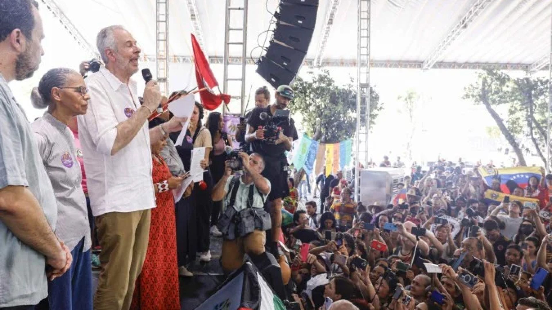 Ao lado das ministras Marina Silva e Sônia Guajajara, o presidente da COP30, Corrêa do Lago, debate com ativistas da Cúpula dos Povos -  (crédito:  Tânia Rêgo/Agência Brasil)