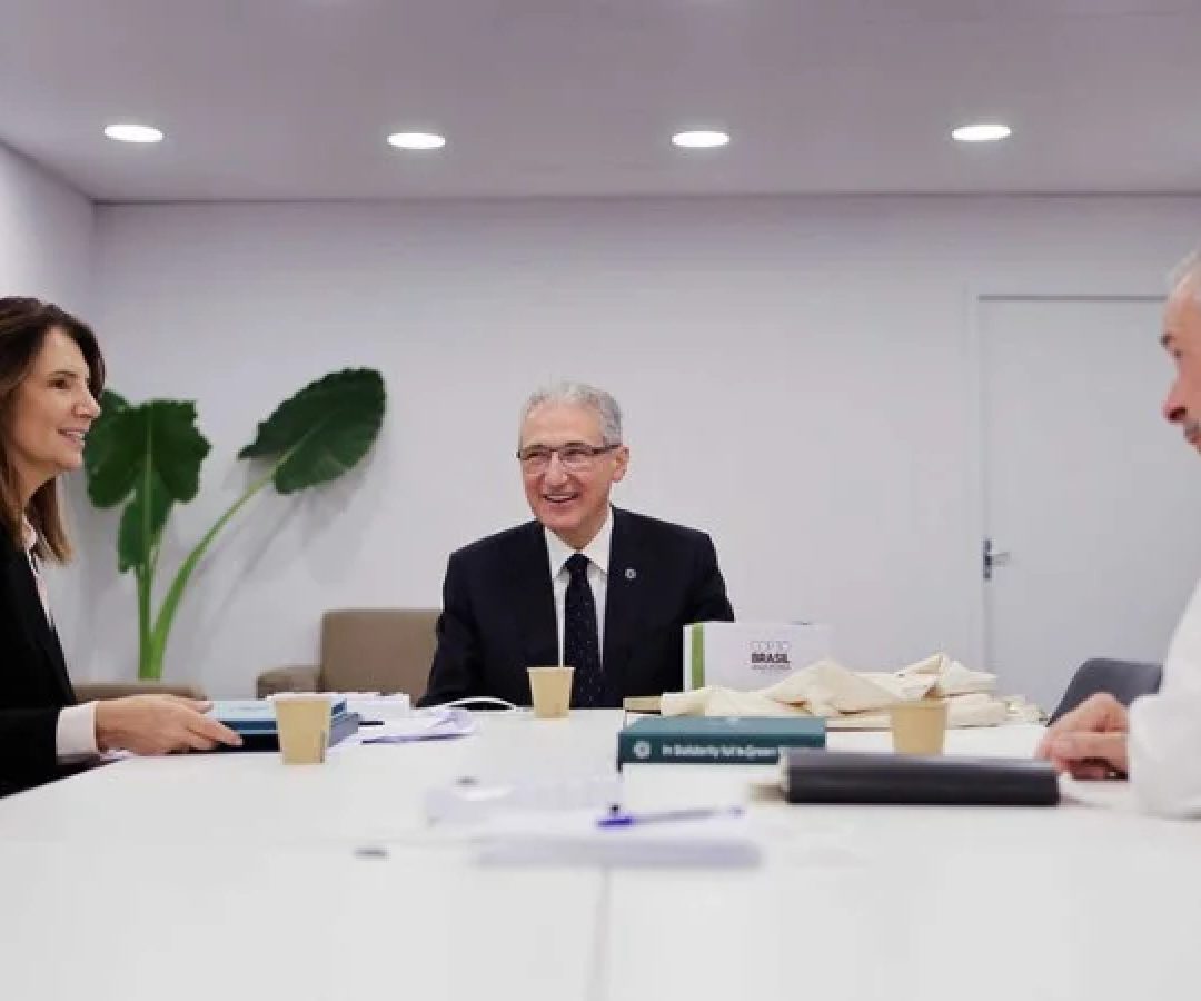 O presidente da COP30, André Corrêa do Lago, entre a CEO da COP 30, Ana Toni, e o presidente da COP29, Mukhtar Babayev -  (crédito: Rafa Pereira/COP30)