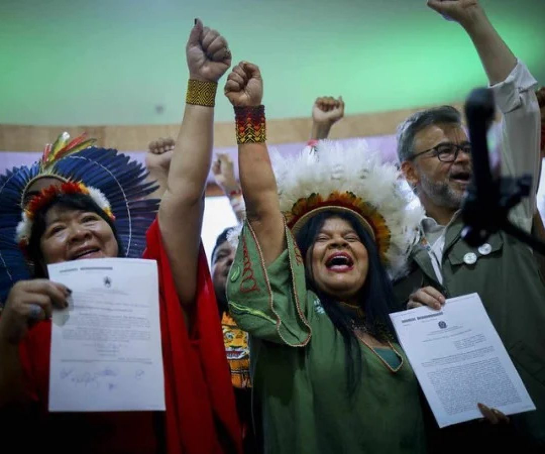 Ministra Sonia Guajajara participa de cerimônia de assinatura da delimitação de terras com a Fundação Nacional dos Povos Indígenas  -  (crédito: Ueslei Marcelino/COP30)