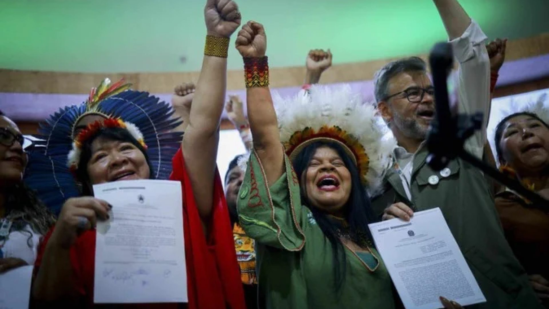 Ministra Sonia Guajajara participa de cerimônia de assinatura da delimitação de terras com a Fundação Nacional dos Povos Indígenas  -  (crédito: Ueslei Marcelino/COP30)