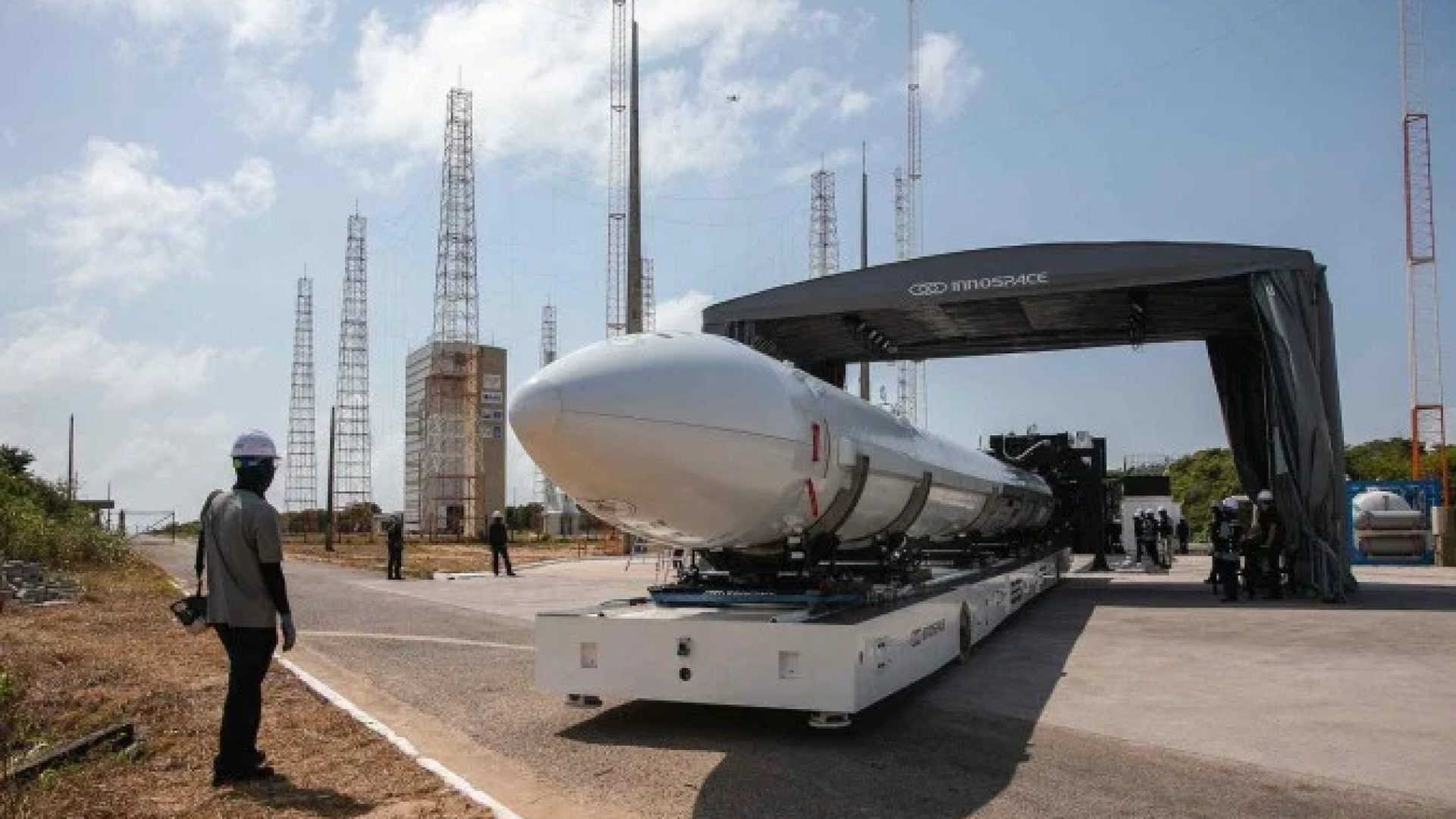 Com cerca de 22 metros de comprimento e 20 toneladas, o Hanbit-Nano tem capacidade para colocar até 90 quilos de carga útil em órbita -  (crédito: Sargento Vanessa Sonaly/FAB)