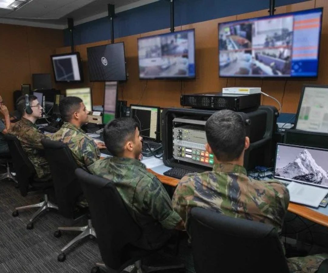 Militares da FAB trabalham no Centro de Controle da base de Alcântara, que se prepara para lançar, entre 17 e 22 de dezembro, o primeiro foguete privado a partir de solo brasileiro -  (crédito: FAB)