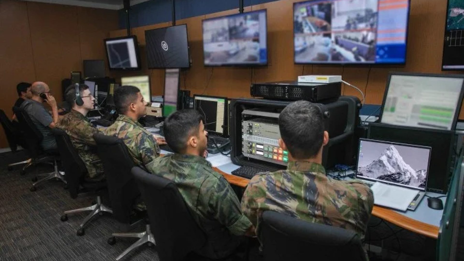 Militares da FAB trabalham no Centro de Controle da base de Alcântara, que se prepara para lançar, entre 17 e 22 de dezembro, o primeiro foguete privado a partir de solo brasileiro -  (crédito: FAB)