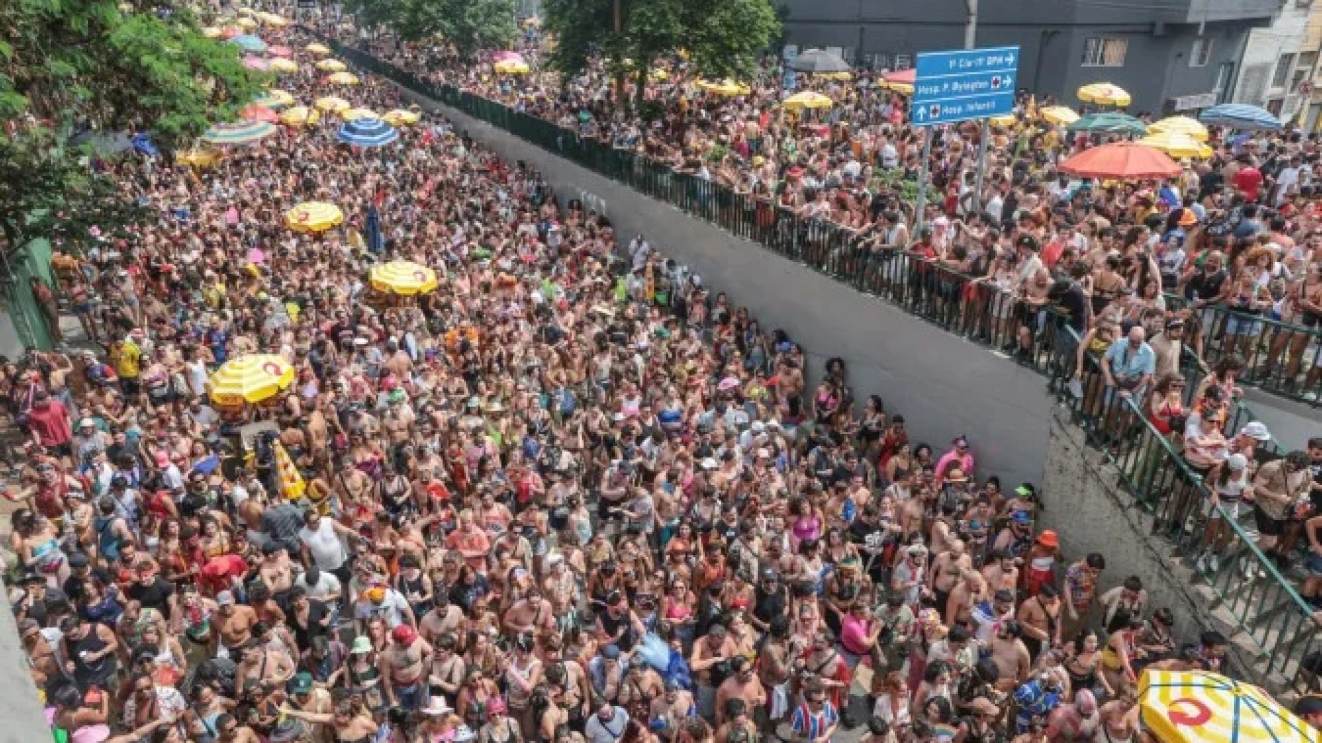 Bloco Treme Mon Amour, no Bairro da Bela Vista: roteiro alternativo agradou aos paulistanos, que curtiram uma festa de paz e respeito -  (crédito:  Paulo Pinto/Agência Brasil)
