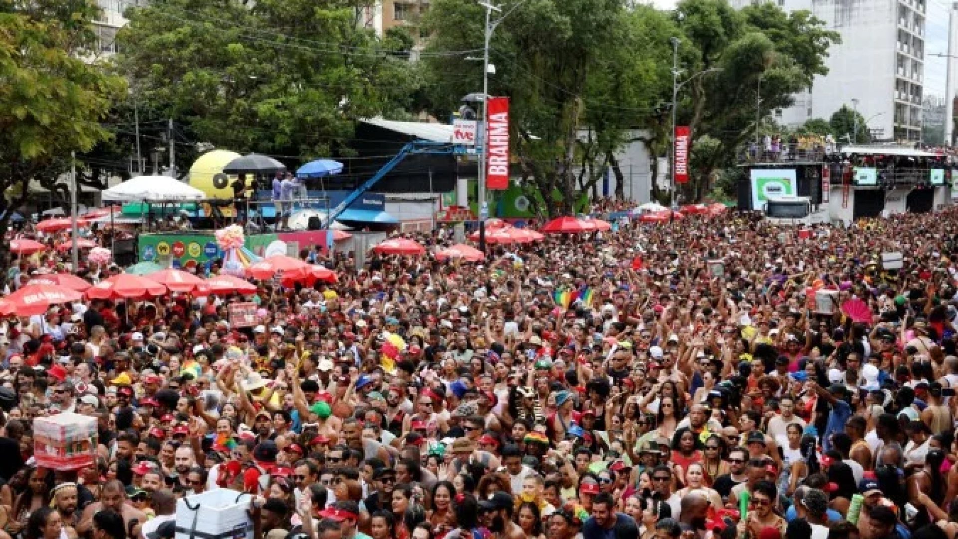 O domingo na capital da Bahia foi marcado por uma multidão nas ruas. Blocos ficaram superlotados, com casos de pessoas pisoteadas  -  (crédito:  THUANE MARIA/GOVBA)