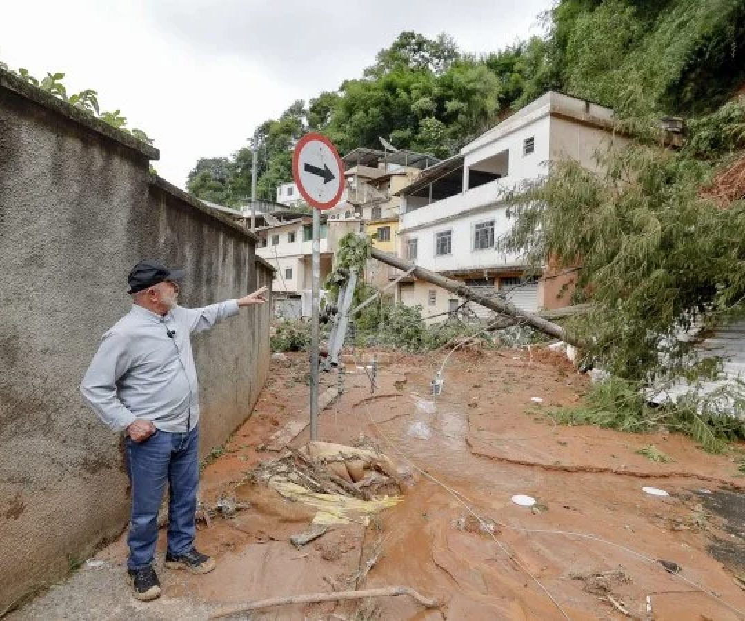 Presidente visitou cidades afetadas pelas chuvas em Minas Gerais e pediu um minuto de silêncio pelas vítimas -  (crédito:  Ricardo Stuckert / PR)