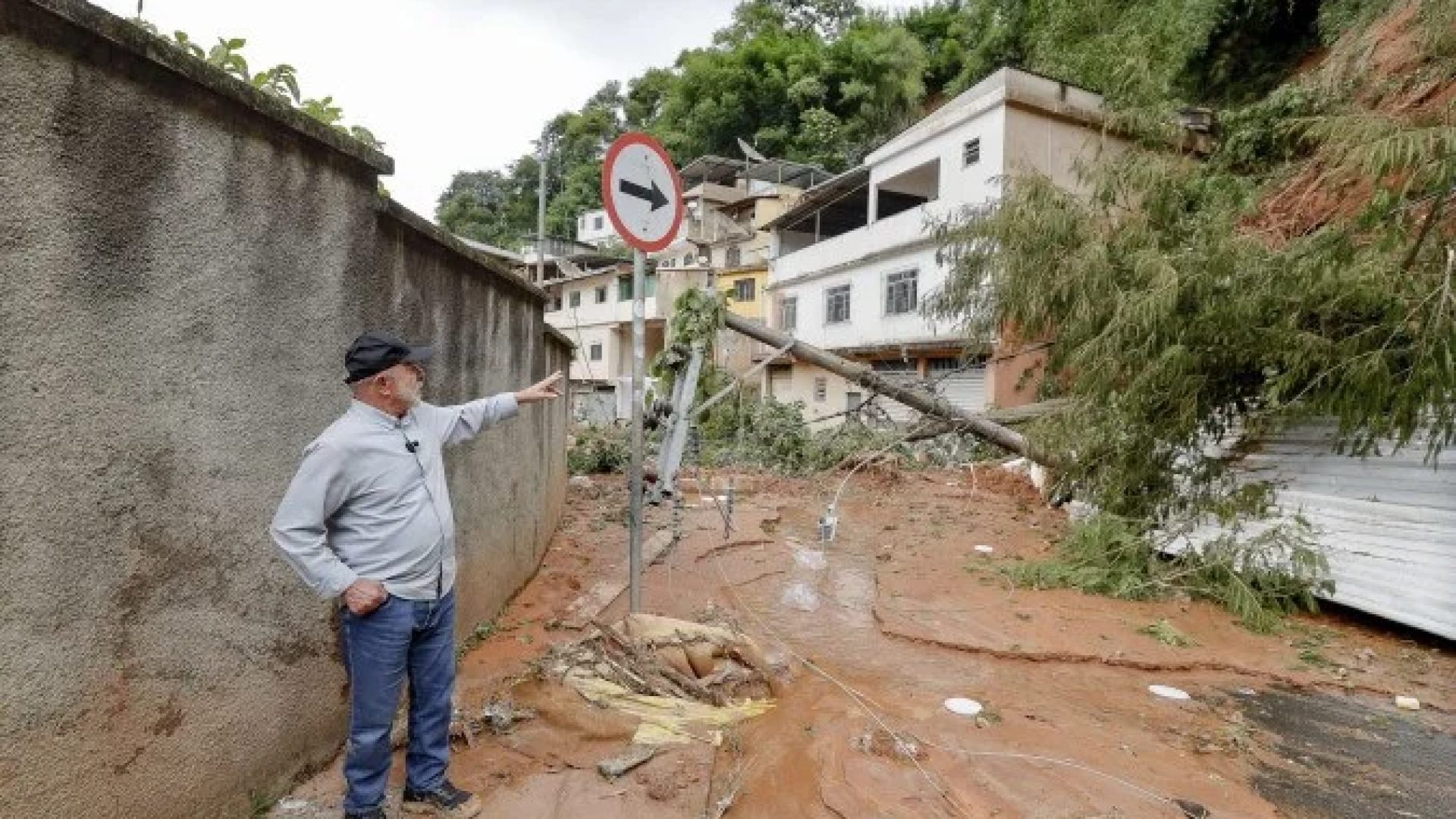 Presidente visitou cidades afetadas pelas chuvas em Minas Gerais e pediu um minuto de silêncio pelas vítimas -  (crédito:  Ricardo Stuckert / PR)