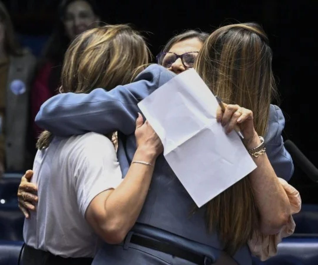 Senadoras Soraya, Teresa Leitão (PT-PE) e Ana Paula se abraçam com a aprovação do PL. Em 2025, foram mais de 1,4 mil registros de feminicídios no país -  (crédito: Carlos Moura/Agência Senado)
