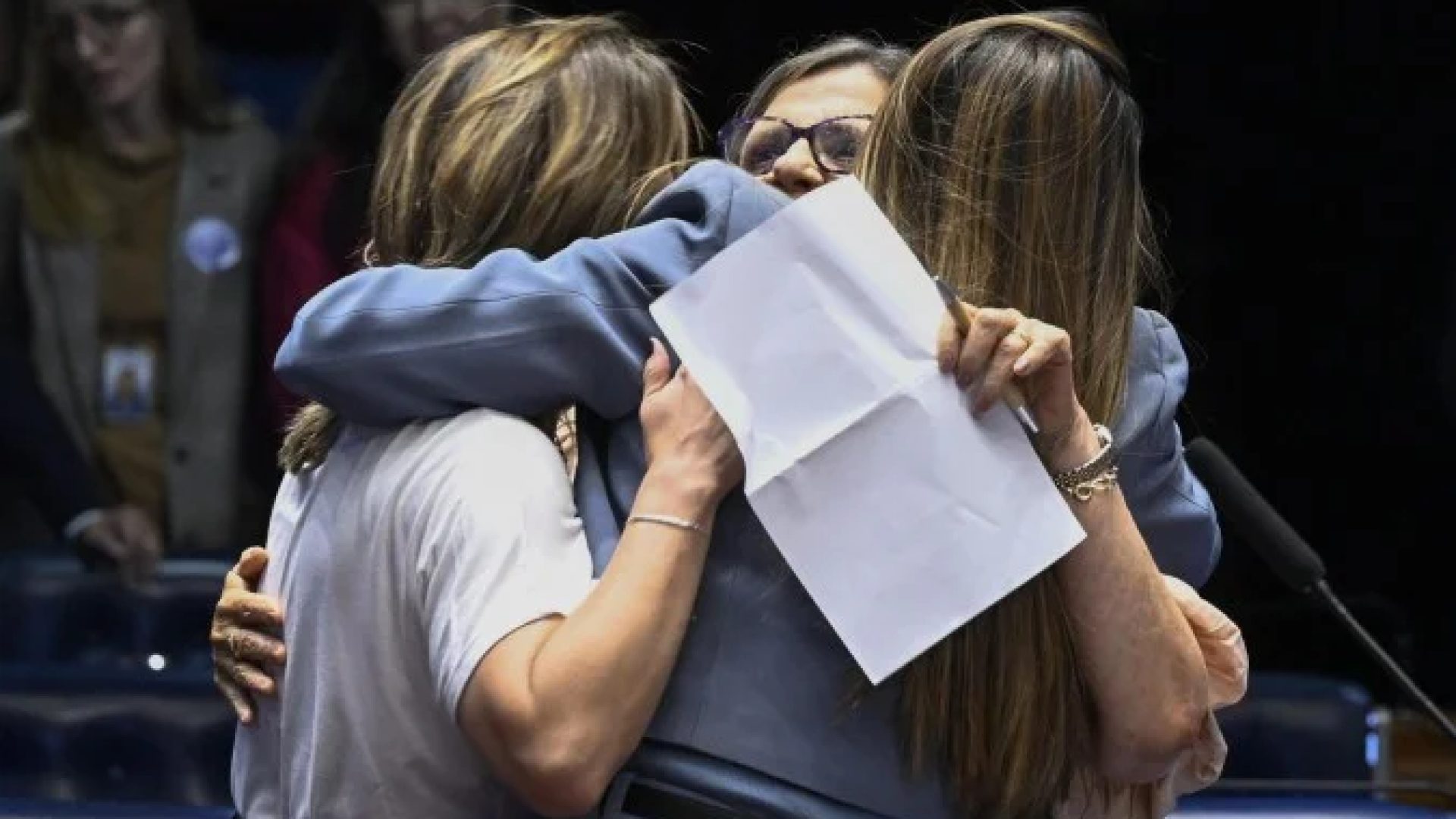 Senadoras Soraya, Teresa Leitão (PT-PE) e Ana Paula se abraçam com a aprovação do PL. Em 2025, foram mais de 1,4 mil registros de feminicídios no país -  (crédito: Carlos Moura/Agência Senado)