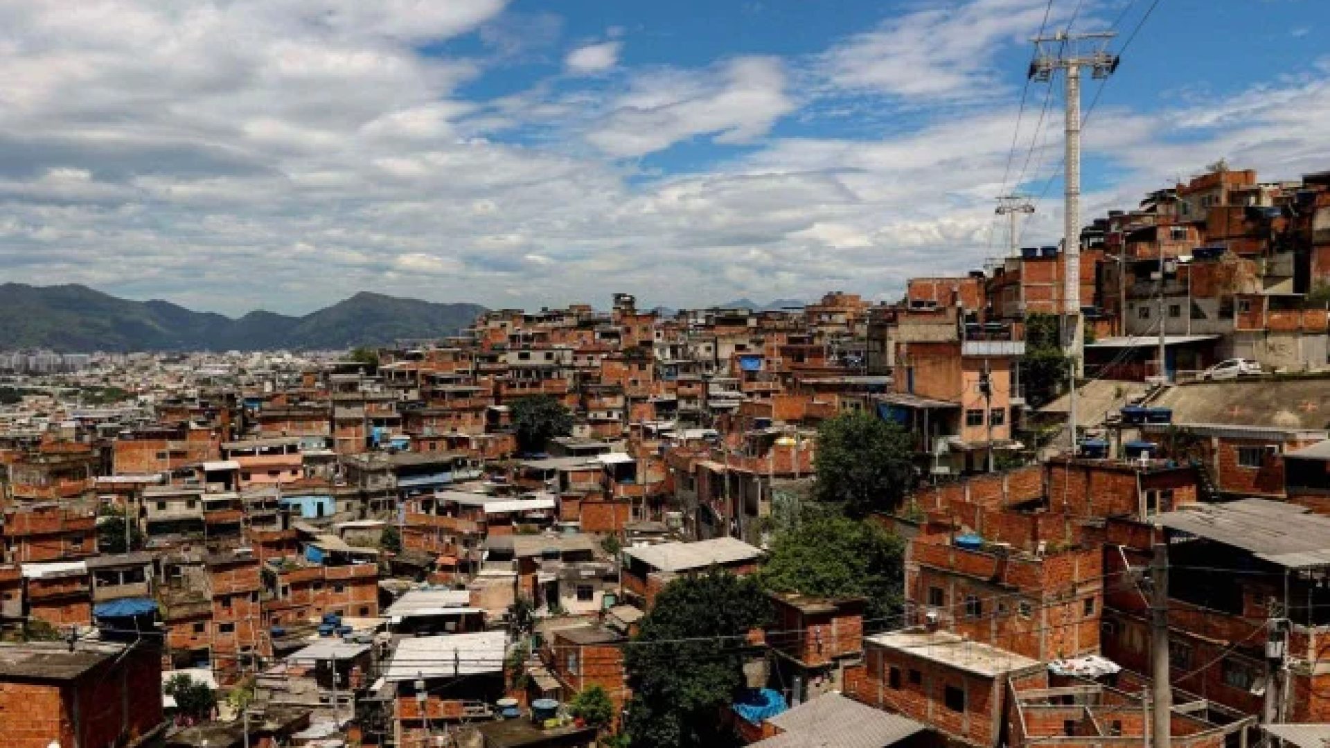 Pavimentação: 21,7% dos moradores de favelas residem em trechos sem asfalto, o equivalente a 3,5 milhões de pessoas -  (crédito: Tânia Rêgo/Agência Brasil)