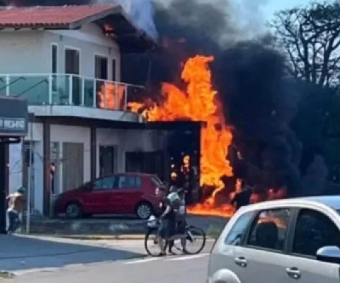 Avião teria batido em um poste junto à cabeceira da pista. Perdeu o controle e desabou sobre os imóveis -  (crédito:  Corpo de Bombeiros do RS)