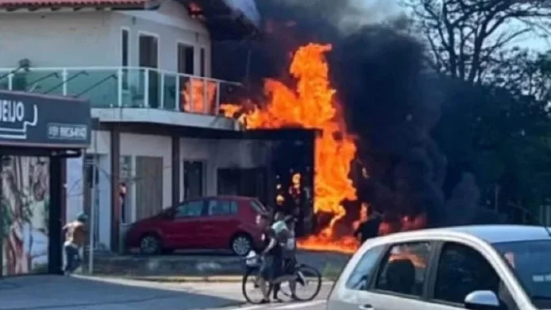 Avião teria batido em um poste junto à cabeceira da pista. Perdeu o controle e desabou sobre os imóveis -  (crédito:  Corpo de Bombeiros do RS)