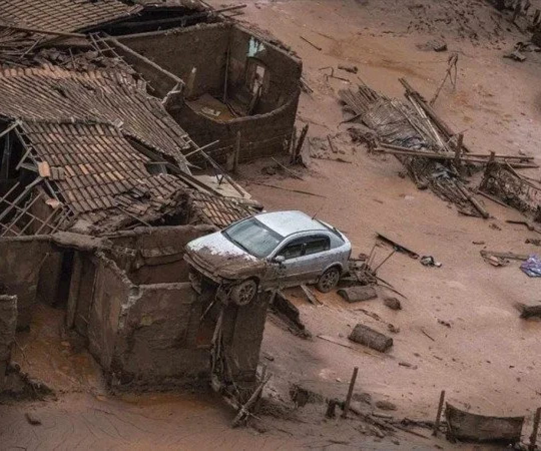Decisão abre caminho para indenizações de bilhões de libras a vítimas brasileiras do desastre ambiental -  (crédito:  Christophe Simon/AFP)
