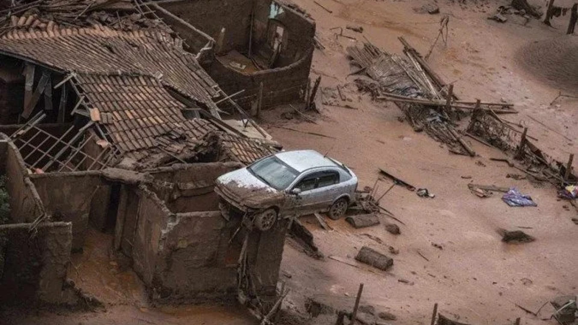 Decisão abre caminho para indenizações de bilhões de libras a vítimas brasileiras do desastre ambiental -  (crédito:  Christophe Simon/AFP)