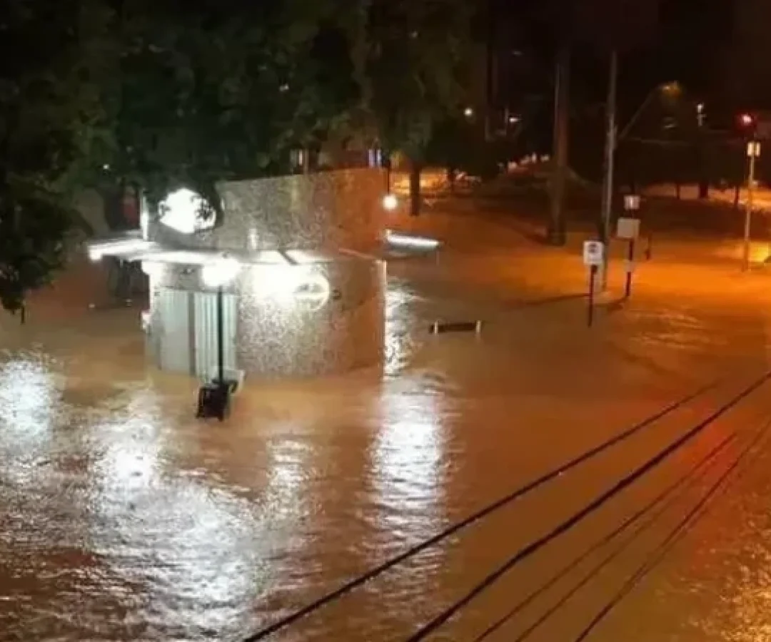Cidades de Minas Gerais enfrentam alagamentos severos ap&oacute;s chuvas torrenciais, evidenciando a necessidade de doa&ccedil;&otilde;es para as v&iacute;timas. -  (crédito: Reprodu&ccedil;&atilde;o da Internet/ WhatsApp)