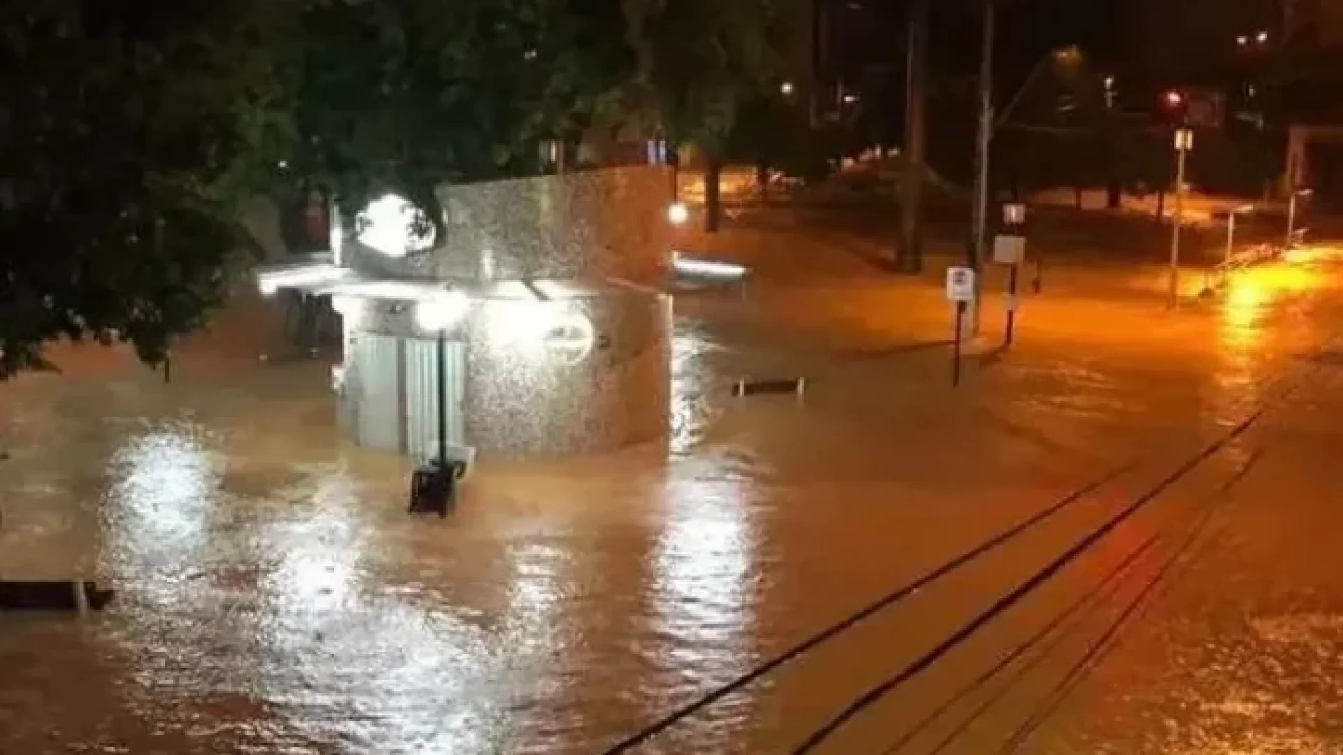 Cidades de Minas Gerais enfrentam alagamentos severos ap&oacute;s chuvas torrenciais, evidenciando a necessidade de doa&ccedil;&otilde;es para as v&iacute;timas. -  (crédito: Reprodu&ccedil;&atilde;o da Internet/ WhatsApp)