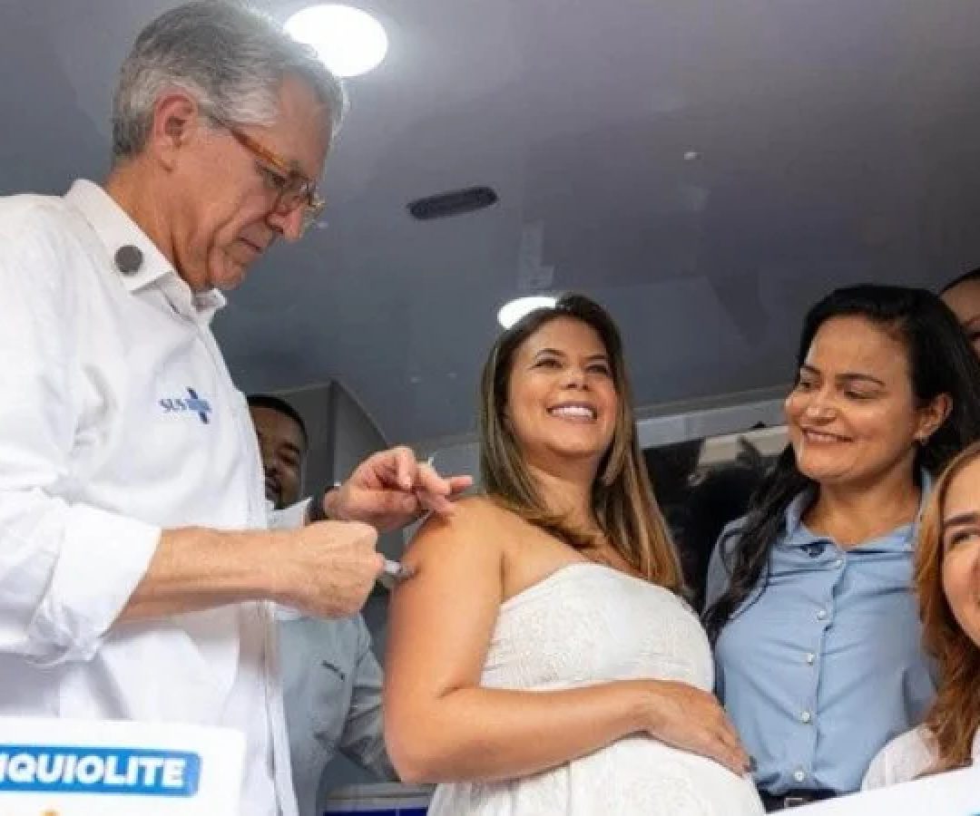Durante evento realizado em Lauro de Freitas (BA), na última quinta-feira (7/11), o ministro da Saúde, Alexandre Padilha, celebrou o avanço da vacinação e assinou a ordem de serviço para a construção da primeira maternidade municipal da região -  (crédito: Carolina Antunes/MS)